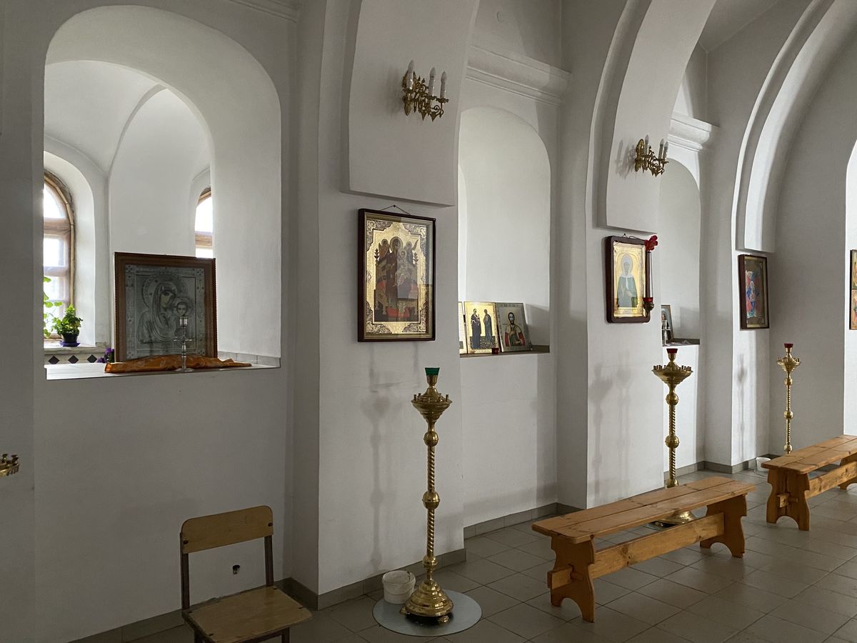 Трапезная (базиликальная часть), интерьер и убранство. Церковь Димитрия Солунского, Коробовка (Грязинский район, Липецкая область)