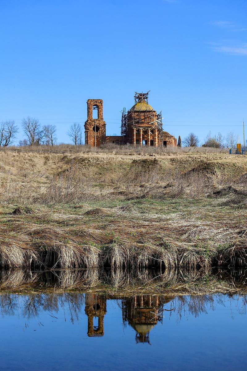 общий вид в ландшафте. Церковь Николая Чудотворца, Никольское (Задонский район, Липецкая область)