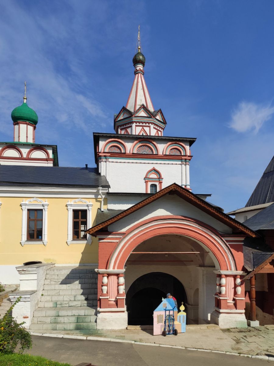 Саввино-Сторожевский монастырь. Надвратная церковь Троицы Живоначальной, Звенигород (Одинцовский городской округ и ЗАТО Власиха, Краснознаменск, Московская область). фасады