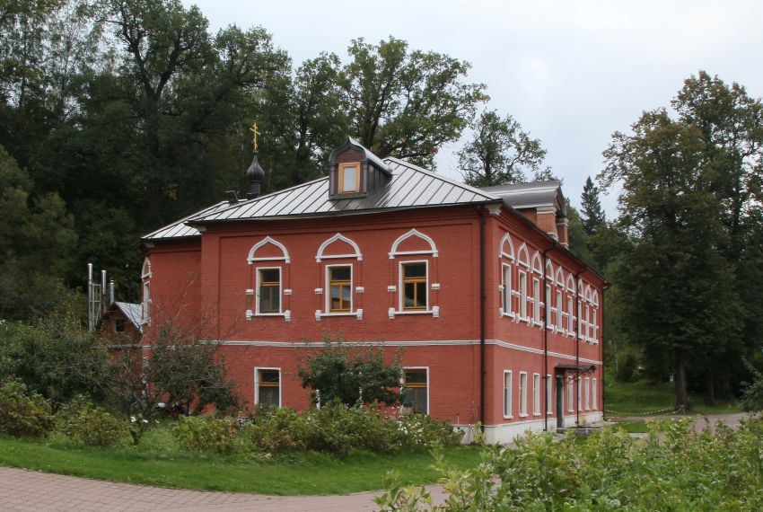 Звенигород. Домовая церковь Николая Чудотворца в келейном корпусе Саввинского скита. общий вид в ландшафте