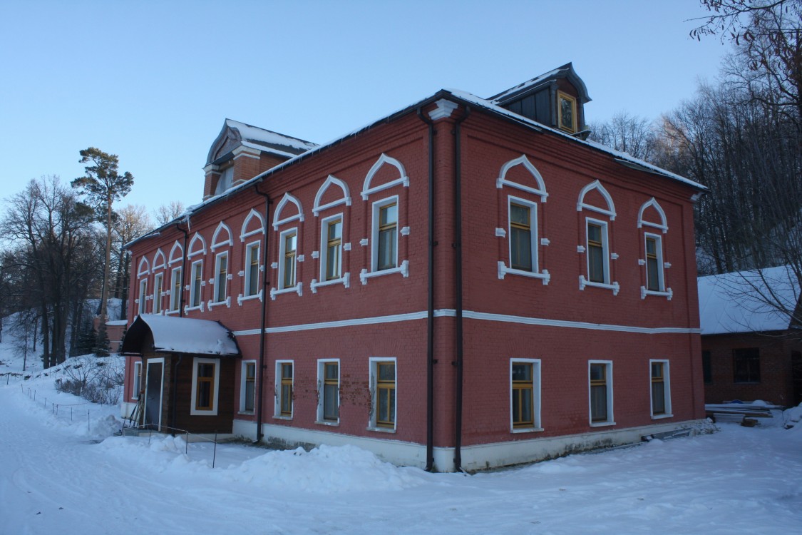 Домовая церковь Николая Чудотворца в келейном корпусе Саввинского скита, Звенигород (Одинцовский городской округ и ЗАТО Власиха, Краснознаменск, Московская область). фасады