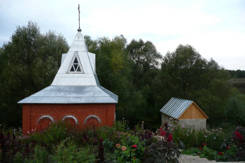 Часовня Ахтырской иконы Божией Матери, Архангельские Борки (Липецкий район, Липецкая область). общий вид в ландшафте, Часовня и купель
