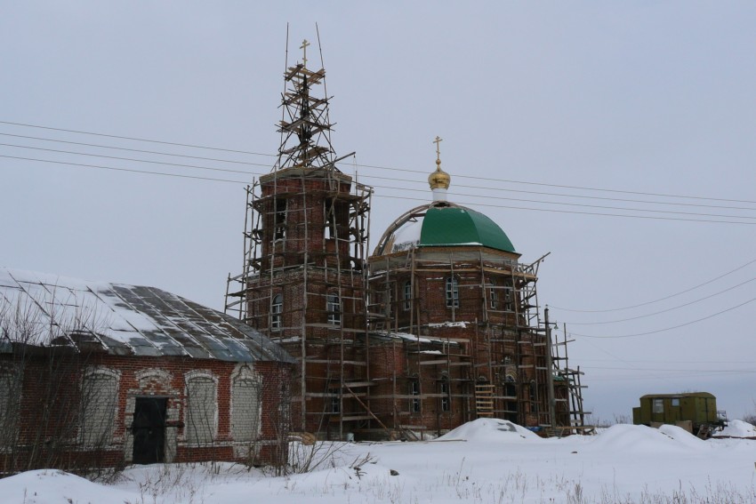 Церковь Покрова Пресвятой Богородицы, Филатовка (Добровский район, Липецкая область). документальные фотографии, Вид на церковь и здание школы