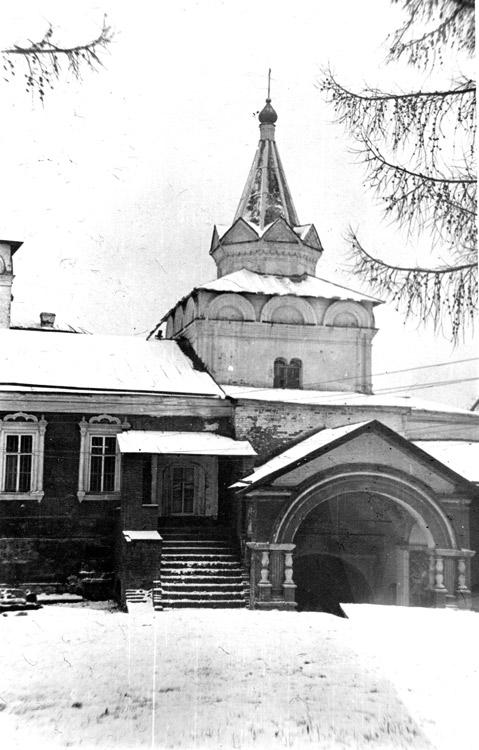 Саввино-Сторожевский монастырь. Надвратная церковь Троицы Живоначальной, Звенигород (Одинцовский городской округ и ЗАТО Власиха, Краснознаменск, Московская область). архивная фотография, Троицкая церковь. Четырехскатное покрытие четверика еще не опущено, как сегодня.