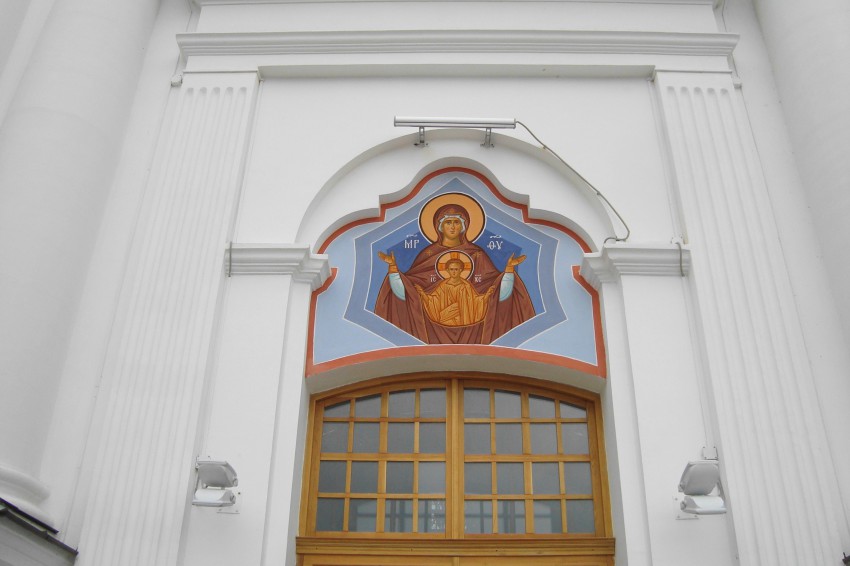 Витебск. Кафедральный собор Успения Пресвятой Богородицы (новый). фасады, икона над входом в верхний храм