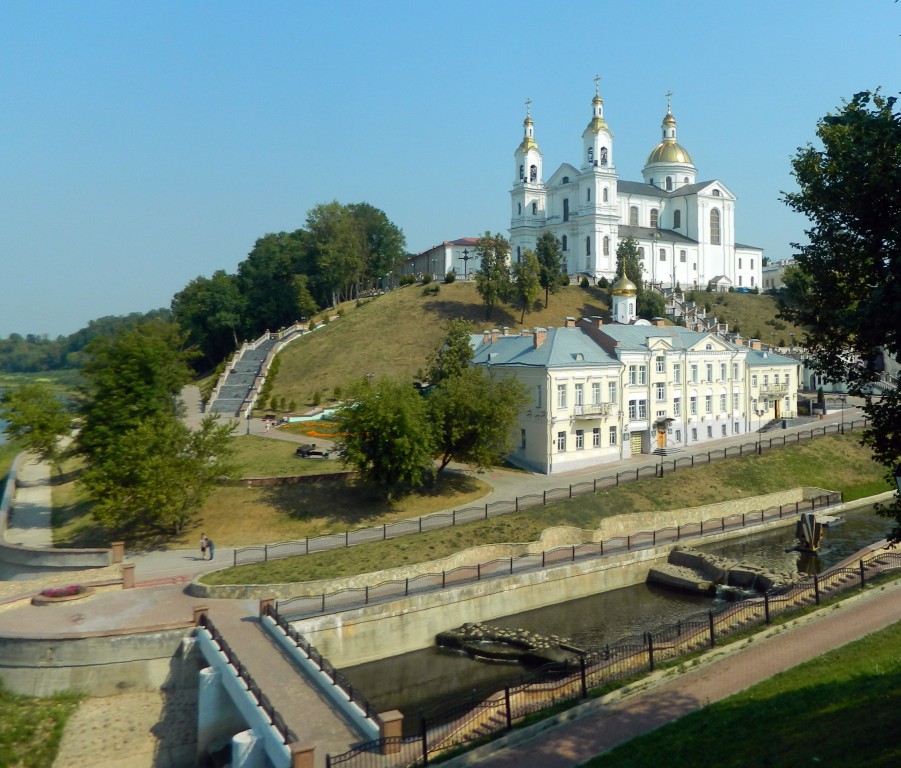 Витебск. Кафедральный собор Успения Пресвятой Богородицы (новый). общий вид в ландшафте