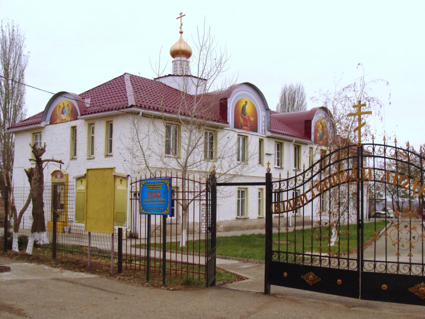 Волжский. Церковь Тихона, Патриарха Всероссийского. фасады, после оформления закомар в них размещены изображения четырех Евангилистов