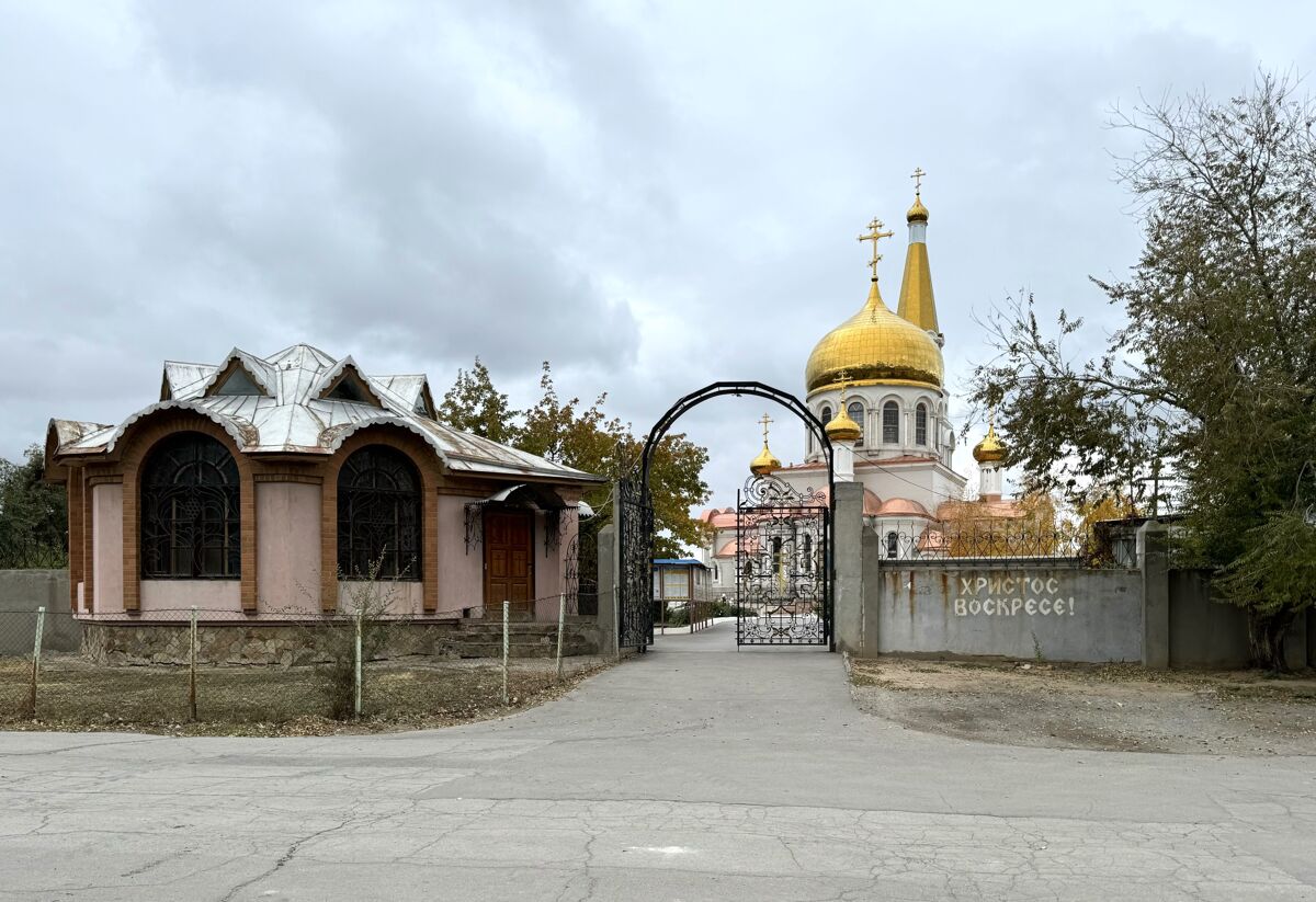 Собор Иоанна Богослова, Волжский (Волжский, город, Волгоградская область). дополнительная информация, Ворота и служебная постройка