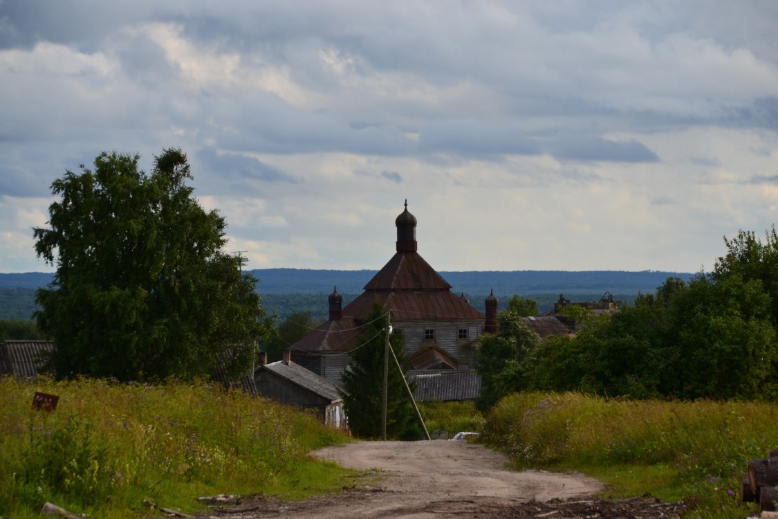 Великий Двор (Макачевский с/с). Церковь Воскресения Христова. общий вид в ландшафте