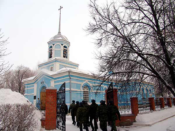 Церковь Сретения Господня, Острогожск (Острогожский район, Воронежская область). фасады, Фотография сделана во время приезда митрополита Воронежского и Борисоглебского Сергия 15 февраля 2006 в праздник Сретения Господня.