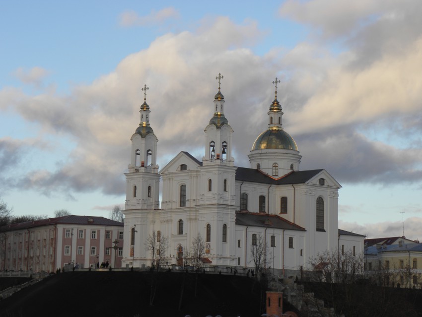 Витебск. Кафедральный собор Успения Пресвятой Богородицы (новый). общий вид в ландшафте