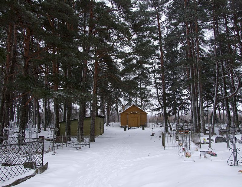Церковь Николая Чудотворца на кладбище, Яама (Jaama) (Ида-Вирумаа, Эстония). общий вид в ландшафте, Вид от входа на кладбище