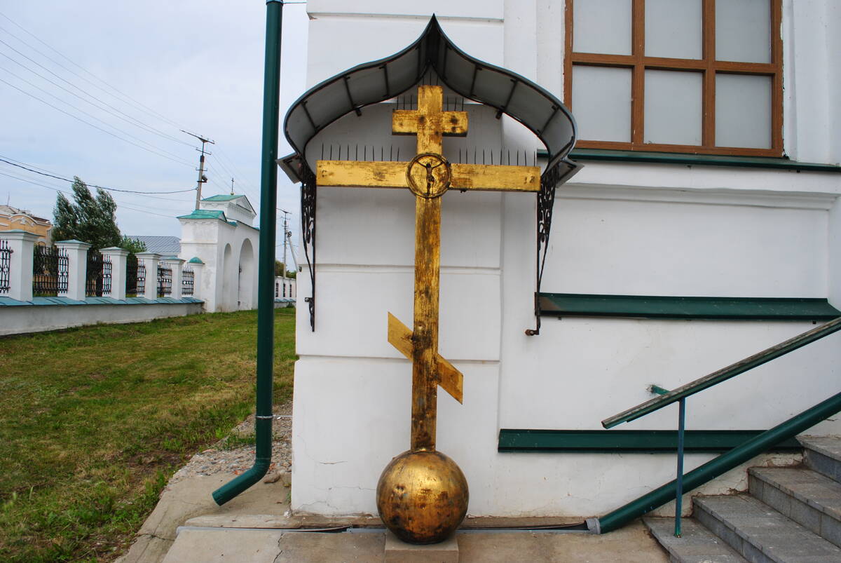Кафедральный собор Троицы Живоначальной, Троицк (Троицкий район и г. Троицк, Челябинская область). дополнительная информация, Старый крест с колокольни со следами от пуль.