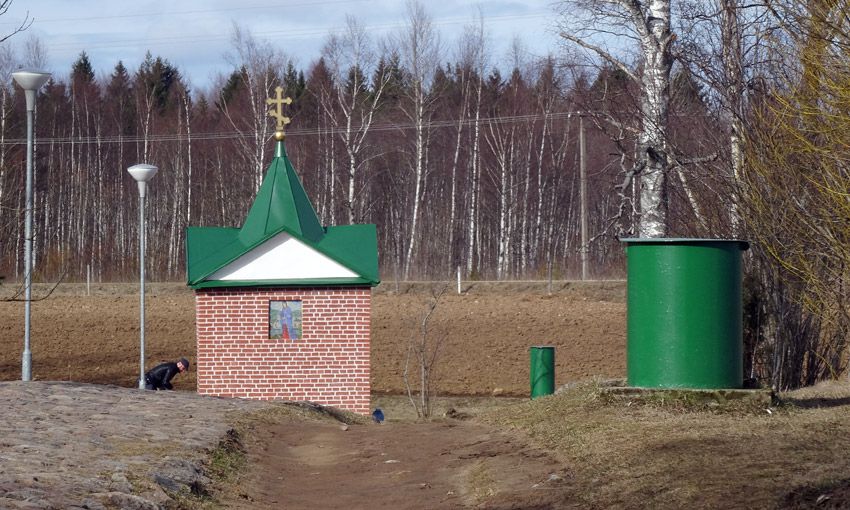 Часовня Успения Пресвятой Богородицы над источником, Куремяэ (Ида-Вирумаа, Эстония). общий вид в ландшафте