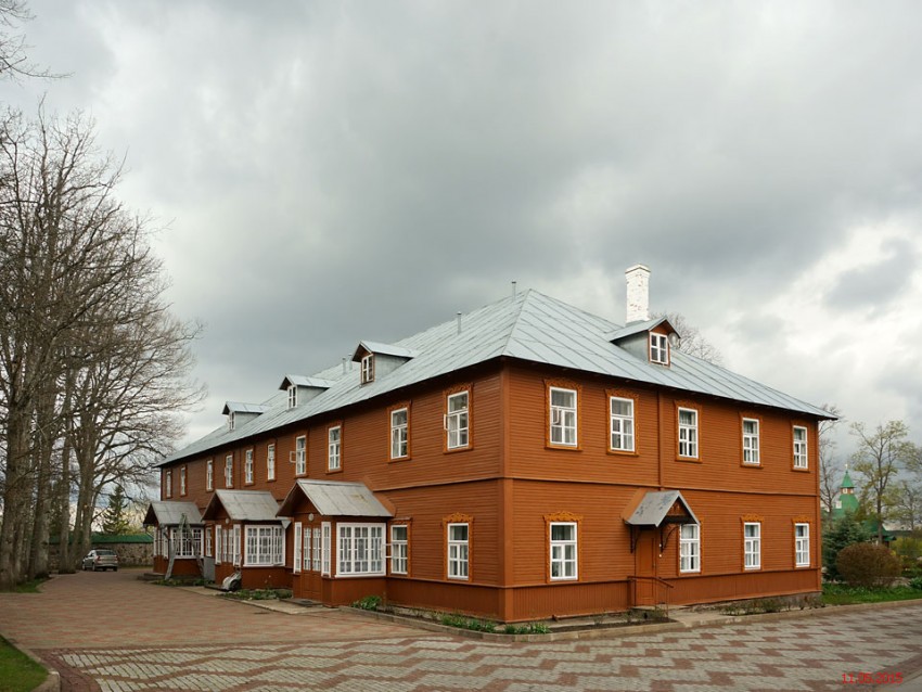 Успенский Пюхтицкий женский монастырь. Домовая церковь Алексия, митрополита Московского и Варвары великомученицы при богадельне, Куремяэ (Ида-Вирумаа, Эстония). фасады