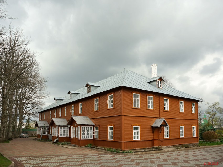 Куремяэ. Успенский Пюхтицкий женский монастырь. Домовая церковь Алексия, митрополита Московского и Варвары великомученицы при богадельне. фасады