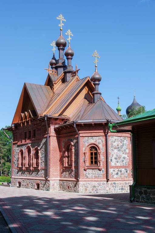 Успенский Пюхтицкий женский монастырь. Домовая церковь Алексия, митрополита Московского и Варвары великомученицы при богадельне, Куремяэ (Ида-Вирумаа, Эстония). фасады
