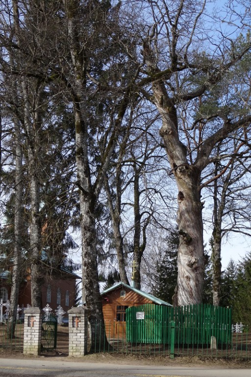 Куремяэ. Успенский Пюхтицкий женский монастырь. Часовня Успения Пресвятой Богородицы у дуба. фасады