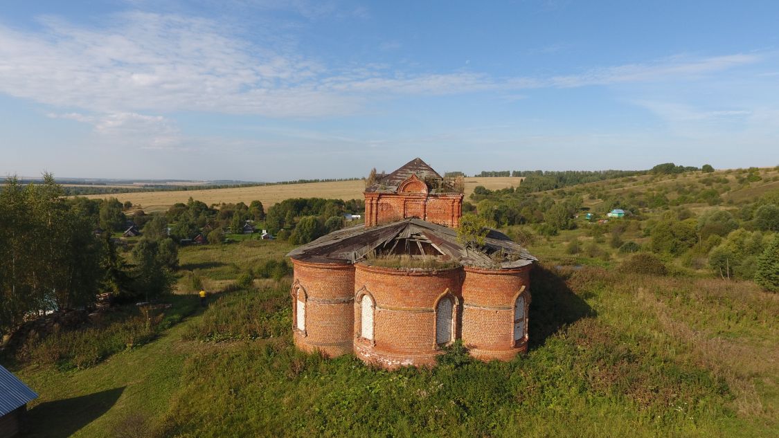 Горные Березники. Церковь Троицы Живоначальной (новая). общий вид в ландшафте