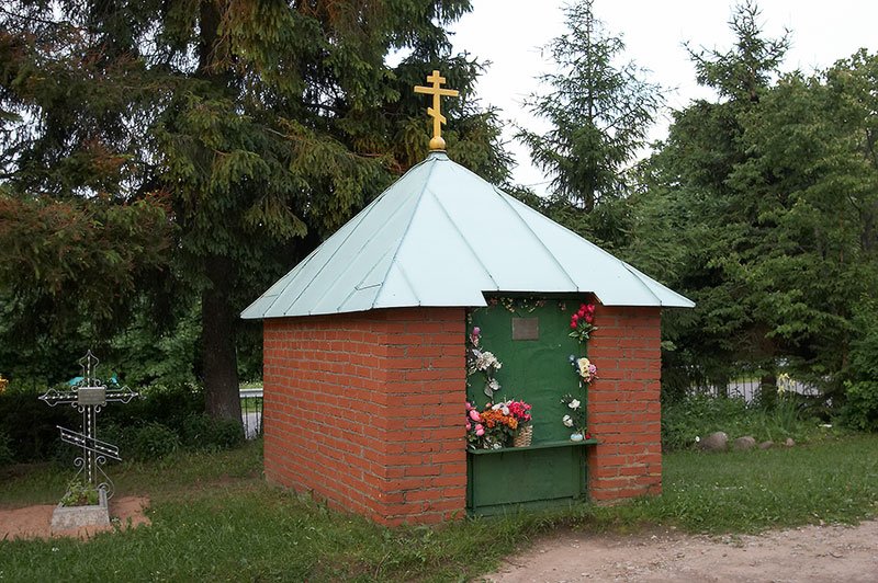 Успенский Пюхтицкий женский монастырь. Часовня над могилой старца Степанушки, Куремяэ (Ида-Вирумаа, Эстония). общий вид в ландшафте
