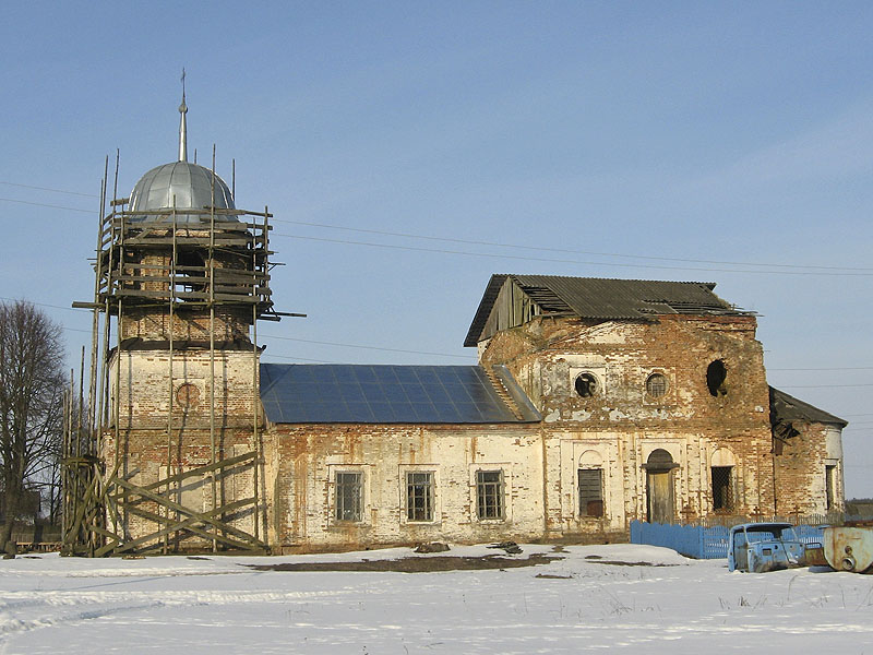 Лутна. Церковь Михаила Архангела. общий вид в ландшафте