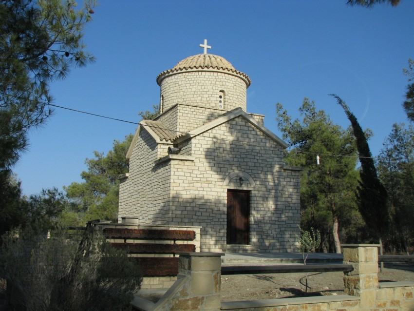 Церковь Евфимиана, Корнос (Ларнака, Кипр). общий вид в ландшафте