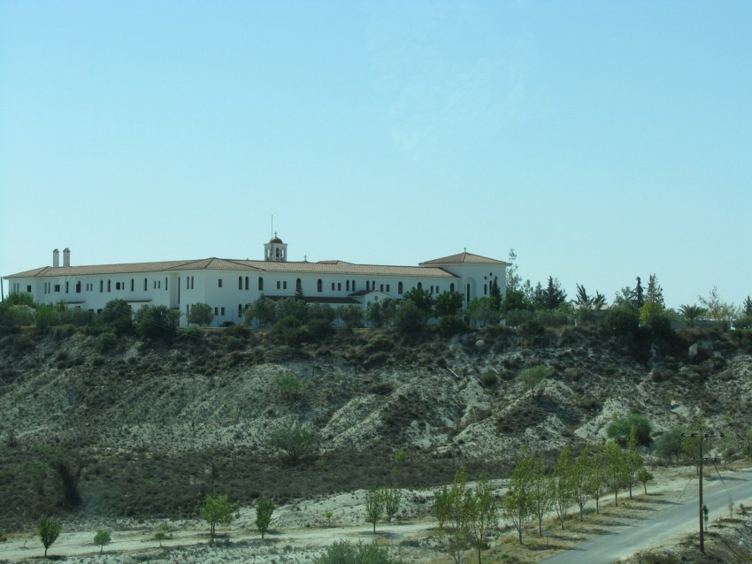 Кипр, Никосия, Камбия. Монастырь Пресвятой Богородицы, фотография. общий вид в ландшафте