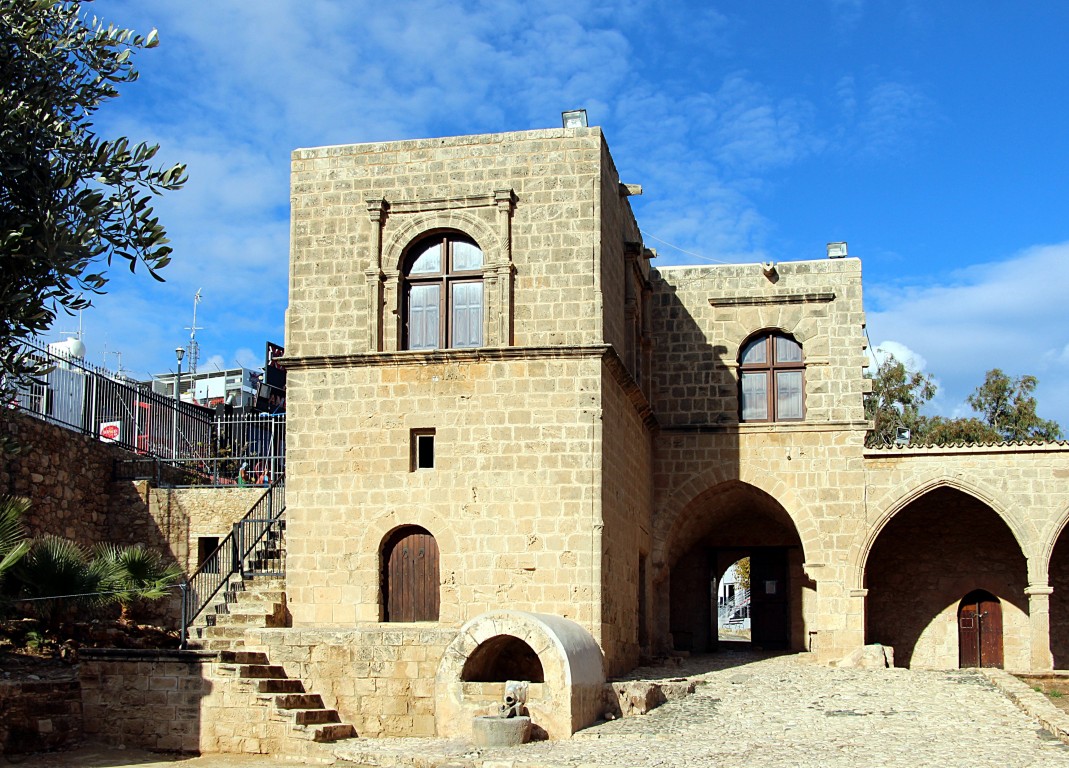 Монастырь Айя-Напа, Айа-Напа (Фамагуста, Кипр). фасады, Северный выход из монастыря.