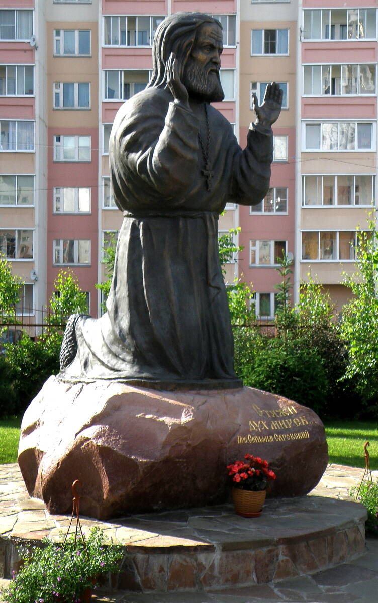 Церковь Серафима Саровского, Иваново (Иваново, город, Ивановская область). дополнительная информация, Скульптура  Серафима Саровского на камне  перед церковью