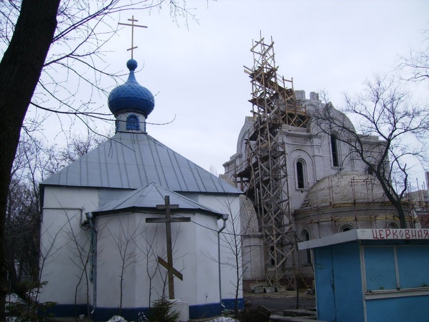 Церковь Рождества Христова, Воронеж (Воронеж, город, Воронежская область). документальные фотографии, На переднем плане - Христорождественская часовня, на дальнем - Христорождественский храм.