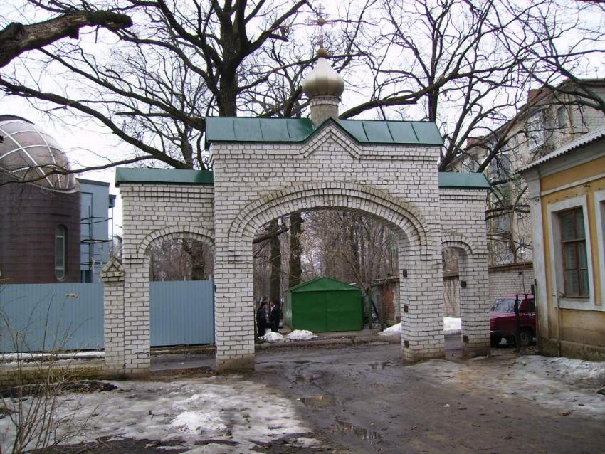 Церковь Татианы, Воронеж (Воронеж, город, Воронежская область). дополнительная информация, Ворота  храма,  вид  с  территории.