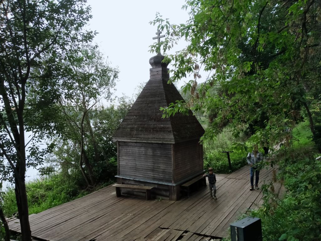 Часовня Михаила Архангела, Архангельское (Красногорский городской округ, Московская область). общий вид в ландшафте