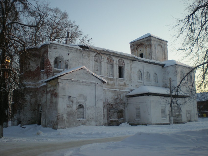 Валдай. Церковь Введения во храм Пресвятой Богородицы. общий вид в ландшафте