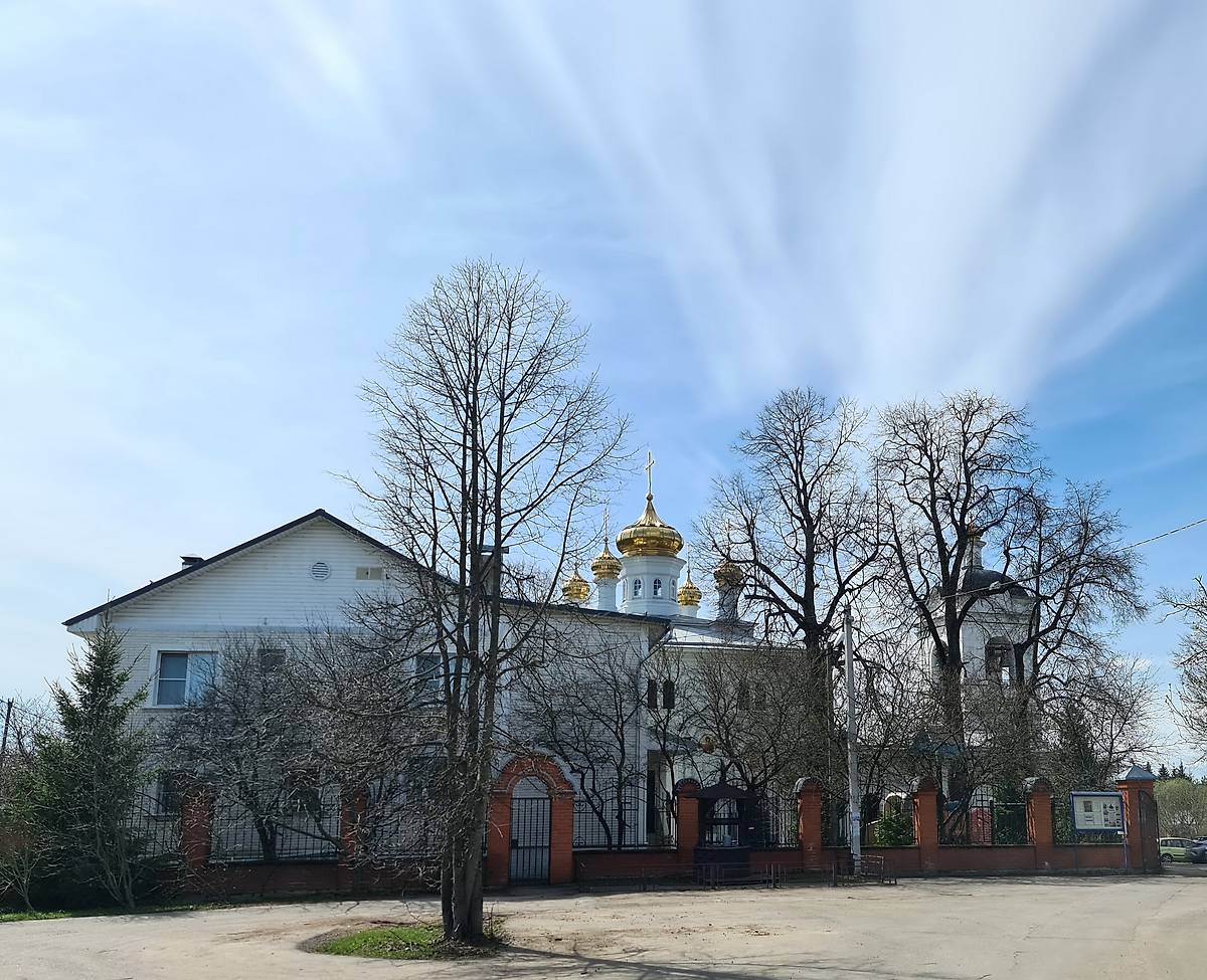 Панорама с севера. На первом плане церковный дом, фасады. Церковь Николая чудотворца, Кувекино (Новомосковский административный округ (НАО), г. Москва)