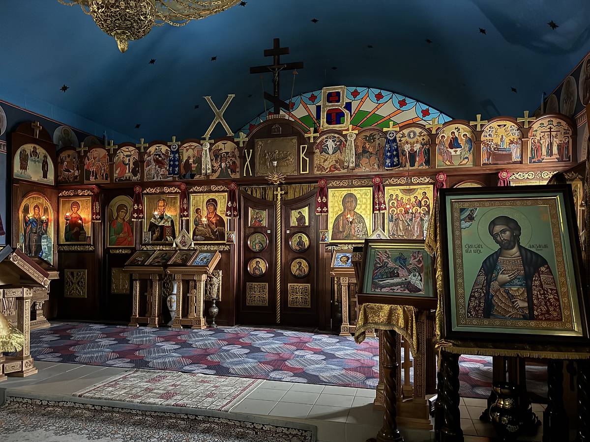 Иконостас, интерьер и убранство. Михаило-Афонская Закубанская пустынь. Церковь Троицы Живоначальной, Победа (Майкопский район, Республика Адыгея)