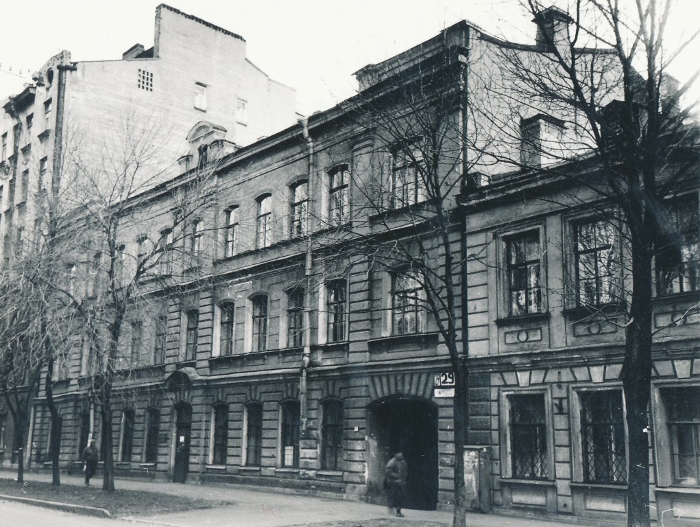Домовая церковь Всех Святых при бывшем приюте для малолетних детей и престарелых женщин Общества Вспомоществования бедным прихода Андреевского собора, Василеостровский район (Санкт-Петербург, г. Санкт-Петербург). фасады, Уличный фасад дома.