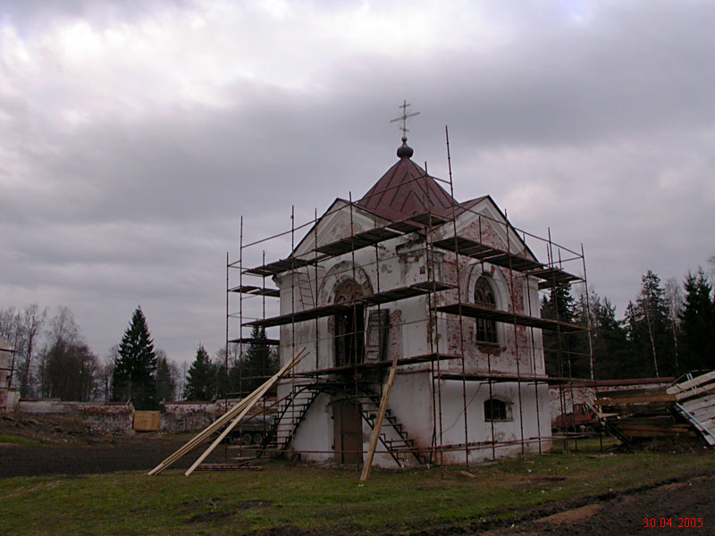 Иверский монастырь. Усыпальница Панаевых с часовней (Серафима Саровского?), Валдай (Валдайский район, Новгородская область). фасады