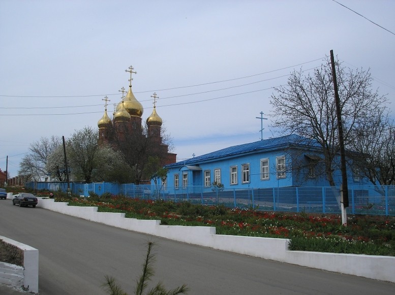 Церковь Сергия Радонежского, Усть-Лабинск (Усть-Лабинский район, Краснодарский край). общий вид в ландшафте, вид храма с перекрестка улиц Д.Бедного и Гагарина