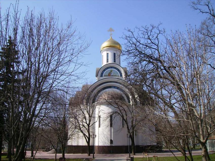 Церковь Покрова Пресвятой Богородицы в Покровском сквере, Ростов-на-Дону (Ростов-на-Дону, город, Ростовская область). общий вид в ландшафте, Вид  с  востока