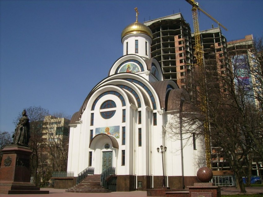 Церковь Покрова Пресвятой Богородицы в Покровском сквере, Ростов-на-Дону (Ростов-на-Дону, город, Ростовская область). общий вид в ландшафте