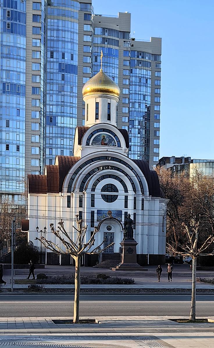 общий вид в ландшафте. Церковь Покрова Пресвятой Богородицы в Покровском сквере, Ростов-на-Дону (Ростов-на-Дону, город, Ростовская область)