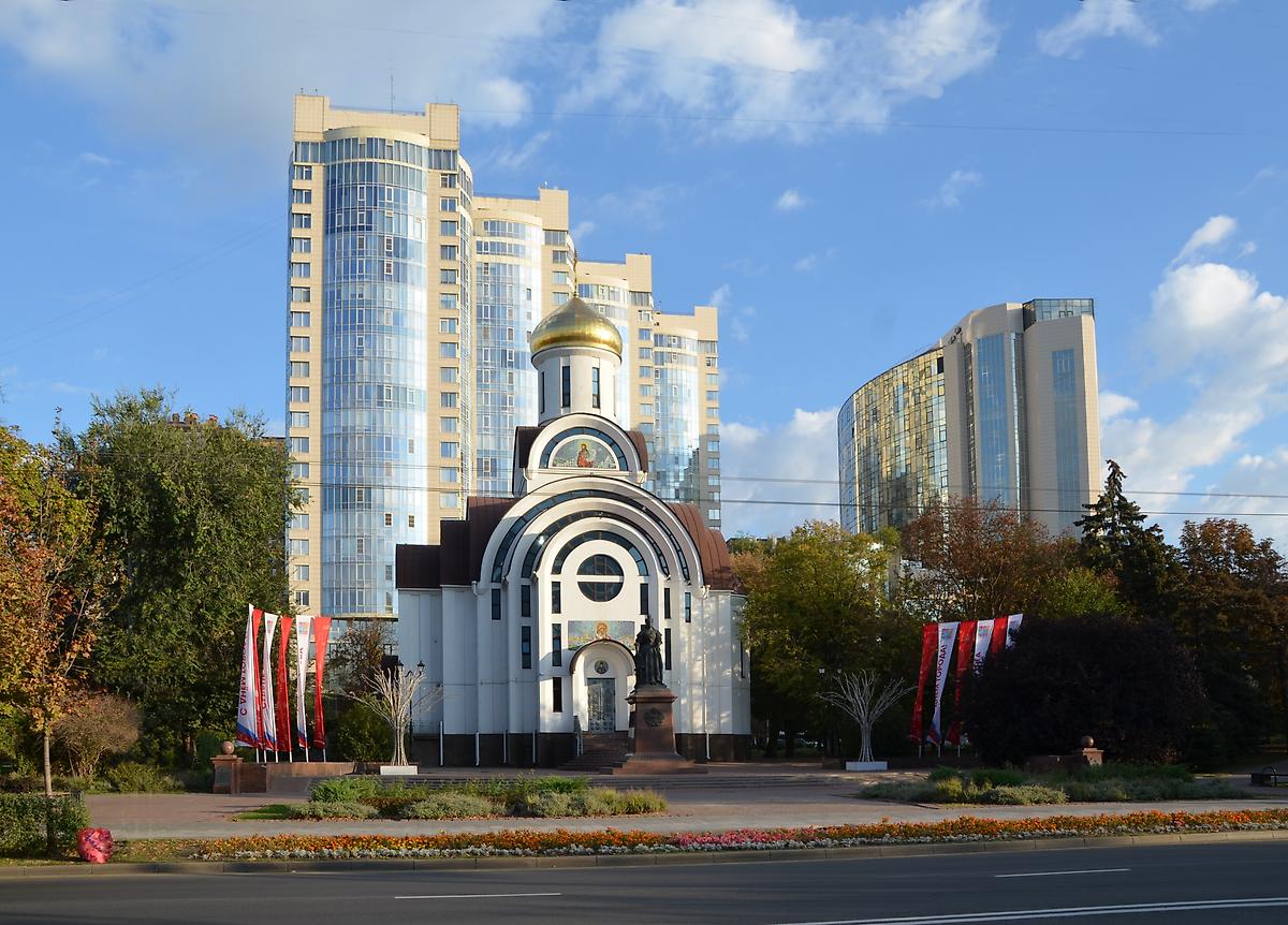 Вид от Музыкального театра, фасады. Церковь Покрова Пресвятой Богородицы в Покровском сквере, Ростов-на-Дону (Ростов-на-Дону, город, Ростовская область)