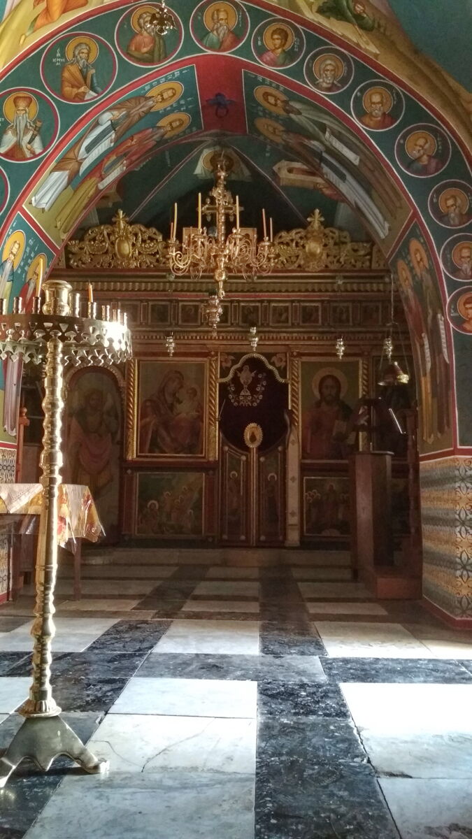Часовня Иоанна Крестителя и келья Иоанна Дамаскина, Иудейская пустыня, Вади Кедрон (Палестина, Прочие страны). интерьер и убранство, Вид на алтарь от кельи св. Иоанна Дамаскина
