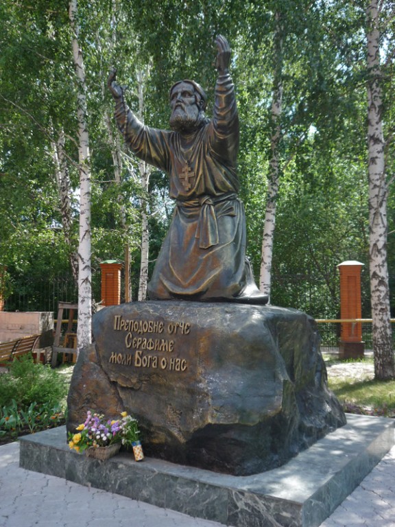 Церковь Серафима Саровского, Екатеринбург (Екатеринбург (МО город Екатеринбург), Свердловская область). дополнительная информация, Памятник Серафиму Саровскому на церковном дворе