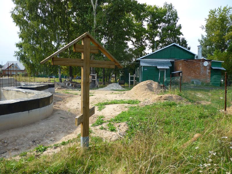 Церковь Боголюбской иконы Божией Матери, Покровка (Клинский городской округ, Московская область). дополнительная информация, Крест рядом со строительством нового храма в Покровке Клинского раона