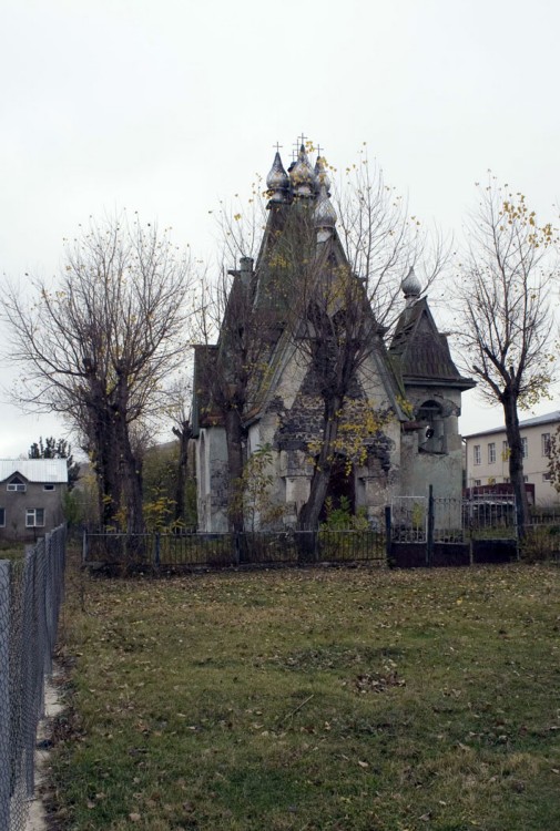 Церковь Николая Чудотворца, Амракиц (Армения, Прочие страны). фасады, Русская церковь в неорусском стиле. 1910-е гг. Крайне ветхая, держится благодаря подпоркам, вход в нее уже опасен.