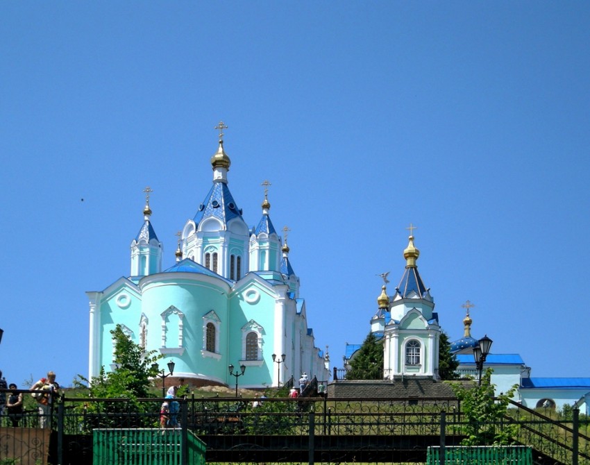 Рождества Пресвятой Богородицы Коренная пустынь. Собор Рождества Пресвятой Богородицы (новый), Свобода (Золотухинский район, Курская область). общий вид в ландшафте