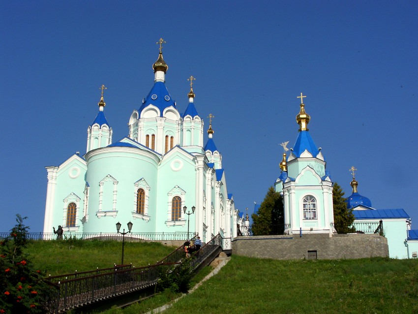 Рождества Пресвятой Богородицы Коренная пустынь. Собор Рождества Пресвятой Богородицы (новый), Свобода (Золотухинский район, Курская область). общий вид в ландшафте, Собор Рождества Пресвятой Богородицы  (слева) и Церковь Всех Святых  (справа)