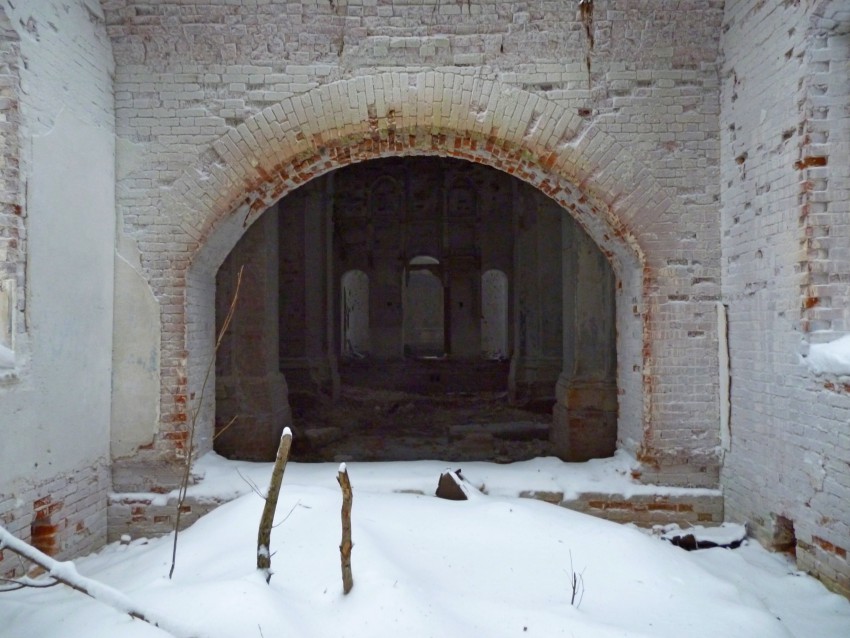 Церковь Троицы Живоначальной, Турны (Бологовский район, Тверская область). интерьер и убранство, Вход в храм со стороны притвора