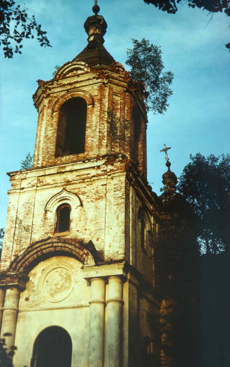 Турны. Церковь Троицы Живоначальной. архитектурные детали, 1993